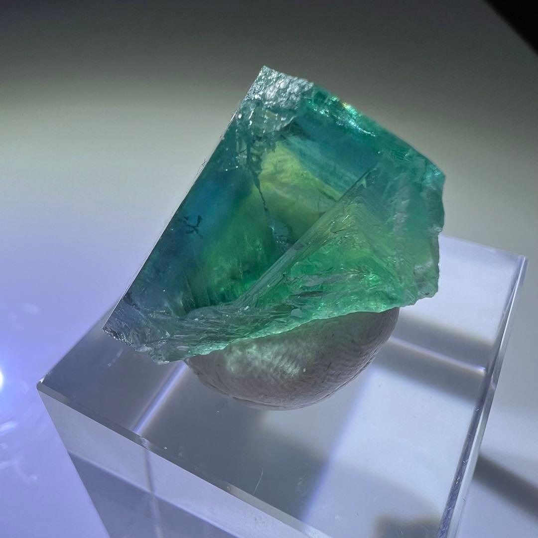 ヤオガンシャン☆ 宝石質ややダメージあり「露草色」ゾーニングフローライト