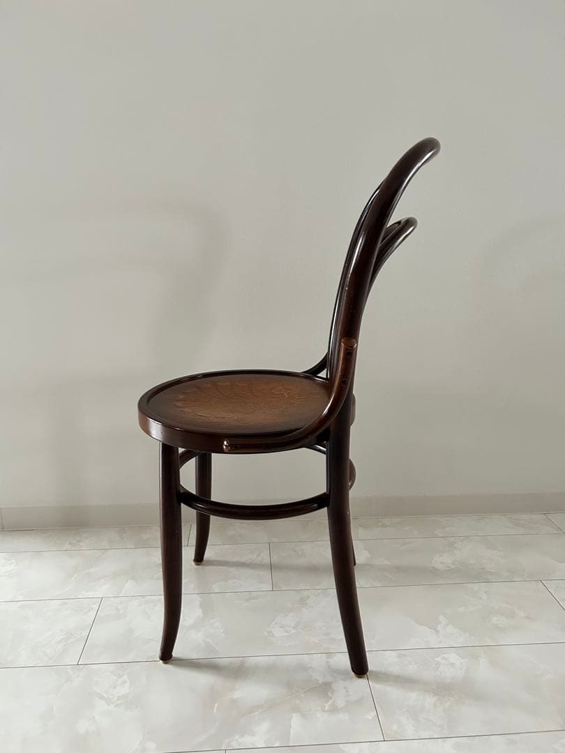 ダークブラウン 木製 曲木デザイン 椅子　Ａ