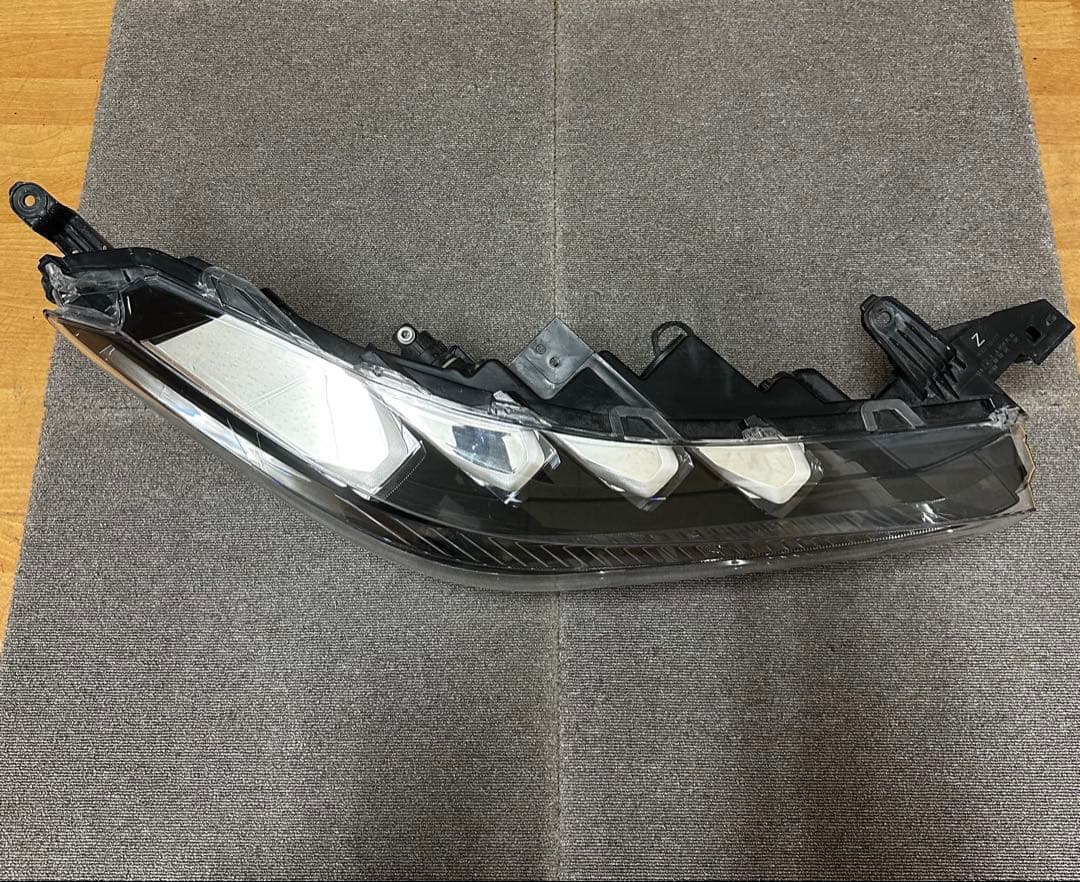 トヨタ カローラクロス ヘッドライト 片側のみ