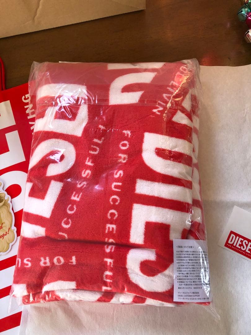 DIESEL ギフト　赤ロゴ入り　ホリデーラッピング　ノベルティブランケット
