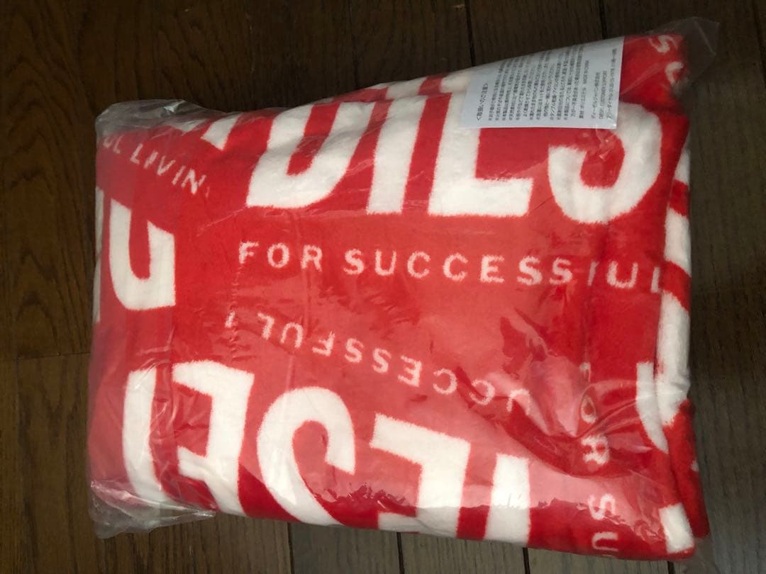 DIESEL ギフト　赤ロゴ入り　ホリデーラッピング　ノベルティブランケット