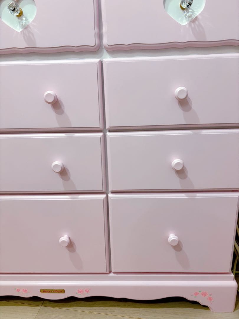 ピンクのハート型ドレッサー