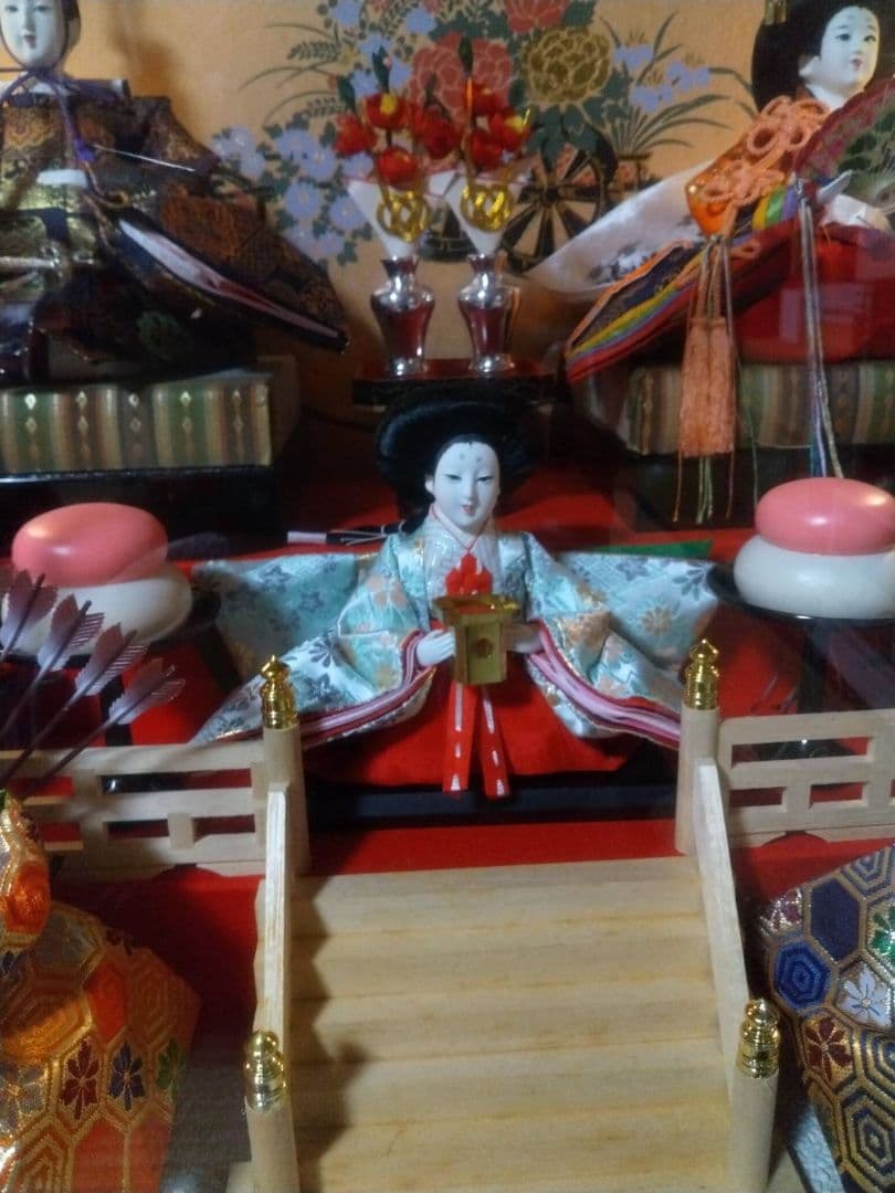 伝統的雛人形 ガラスケース入り