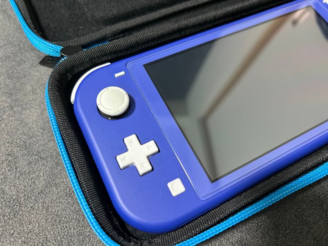美品　2022年式　Nintendo Switch Lite 充電器・ケース付き