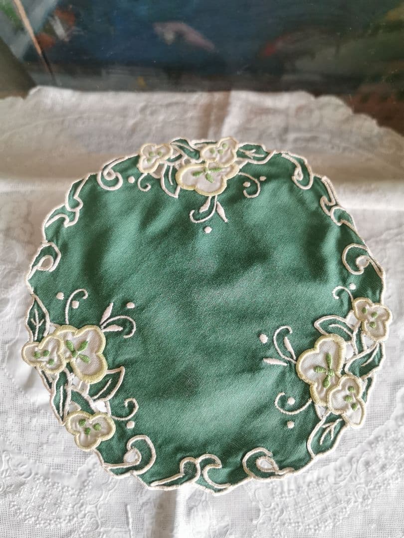 アンティーク フランス オープンカットワーク三つ葉刺繍 翡翠色リネンドイリー