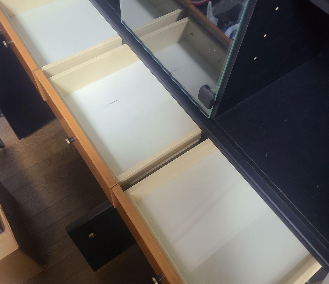 ガラス扉付きインテリア棚