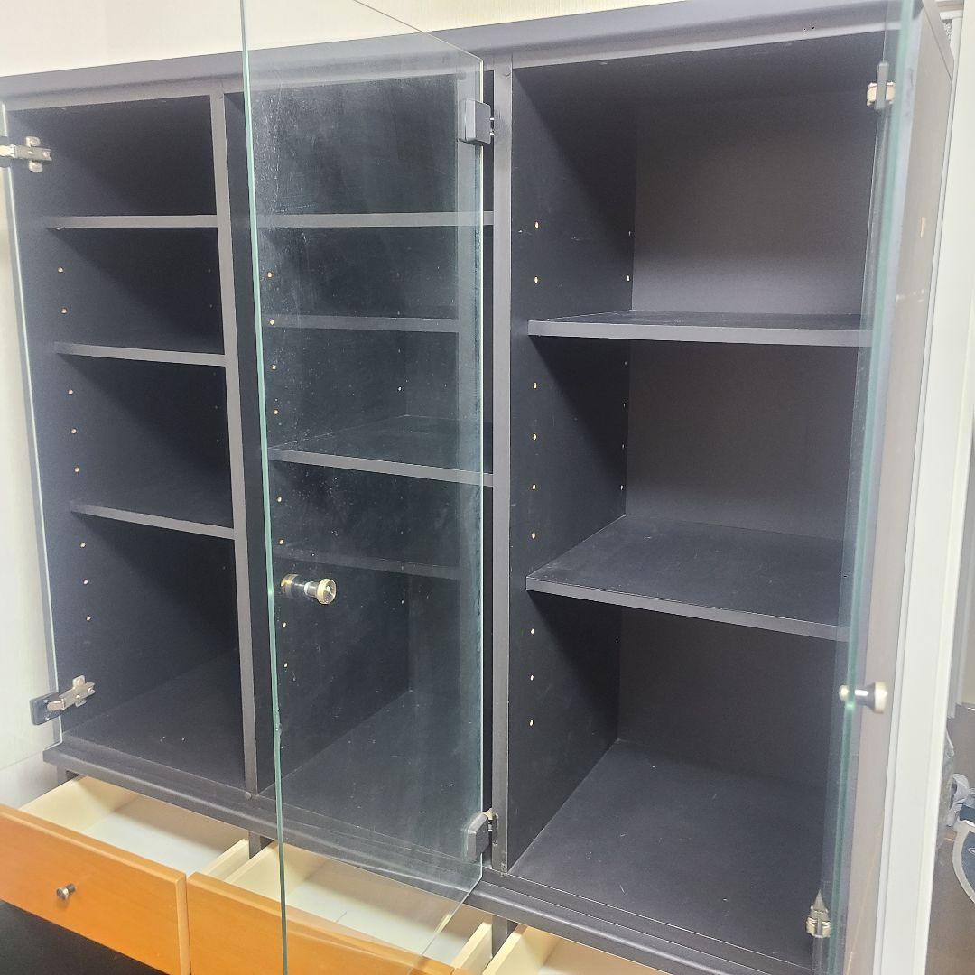 ガラス扉付きインテリア棚