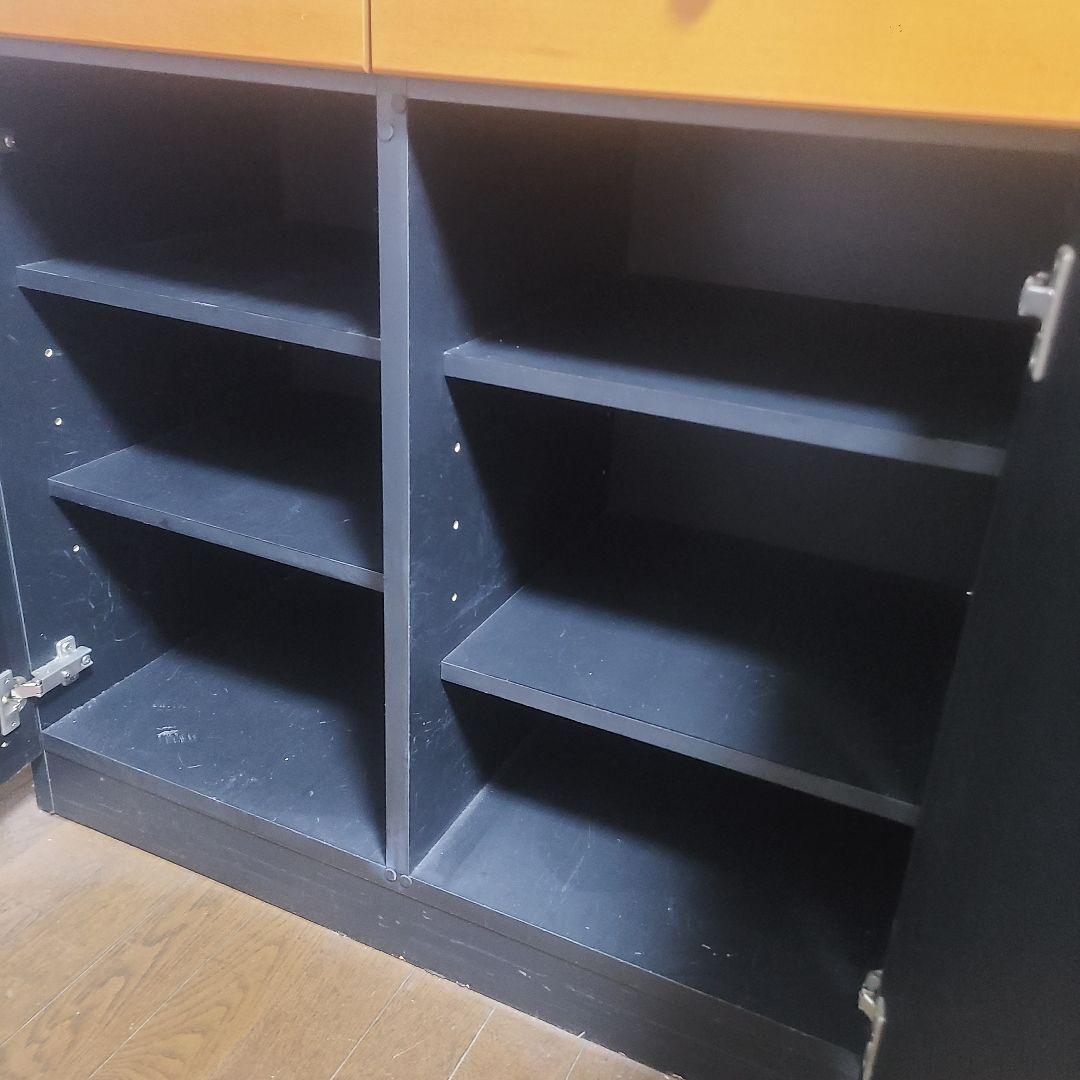 ガラス扉付きインテリア棚