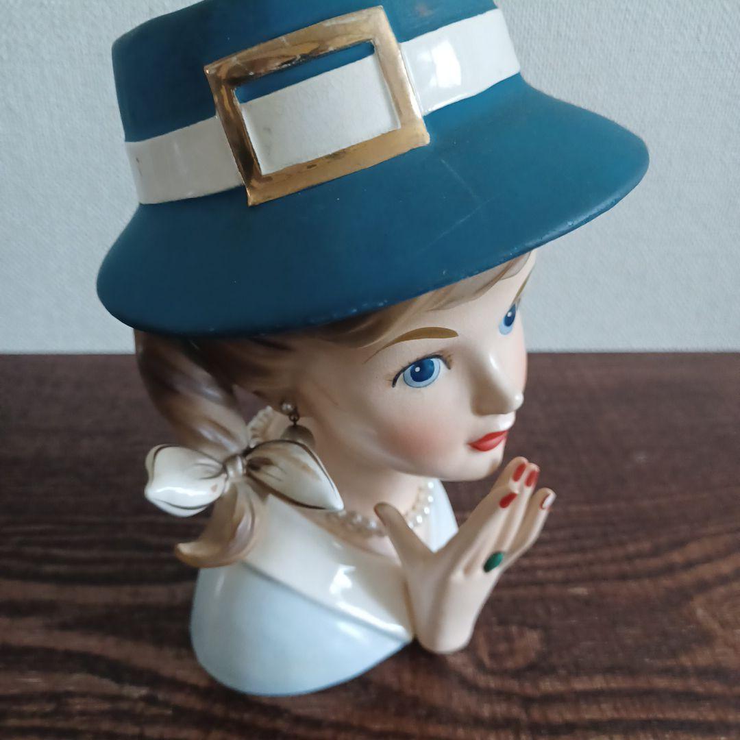ビンテージ レディヘッドベース 陶器製の置物花瓶　ブルーの帽子としなやかな右手