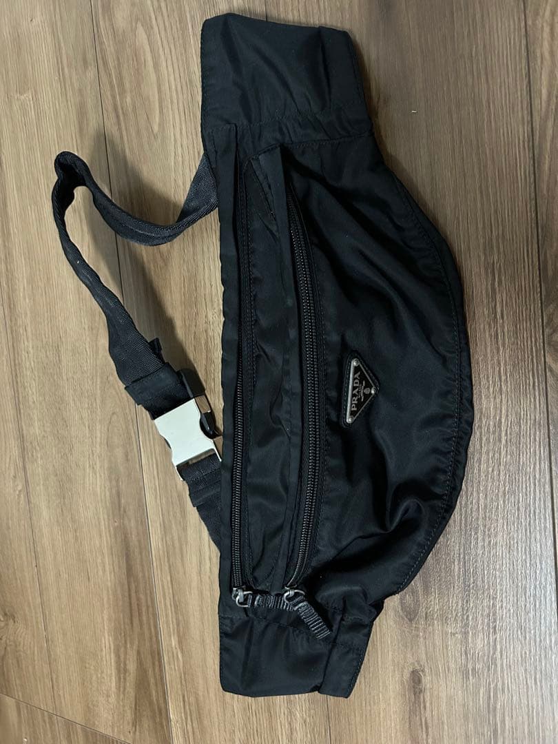 新品同様PRADA ブラック ボディバッグ、ウエストポーチ、ファニーパック