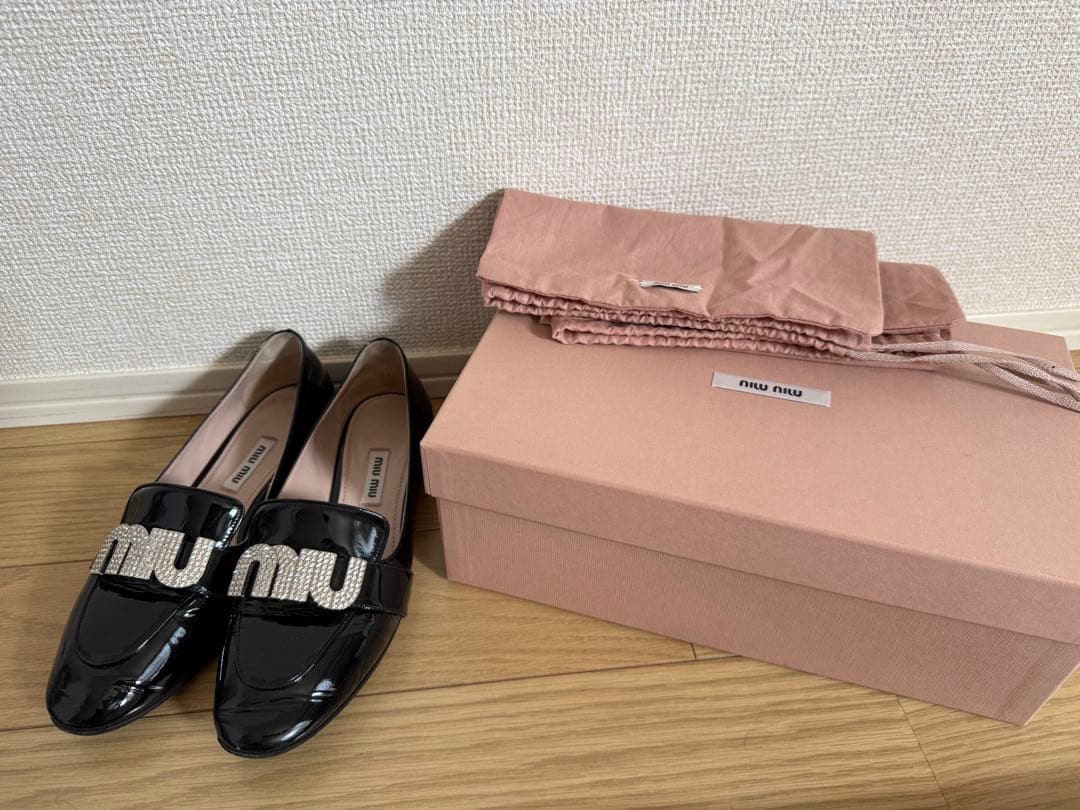 miumiu ロゴビジューエナメルローファー黒