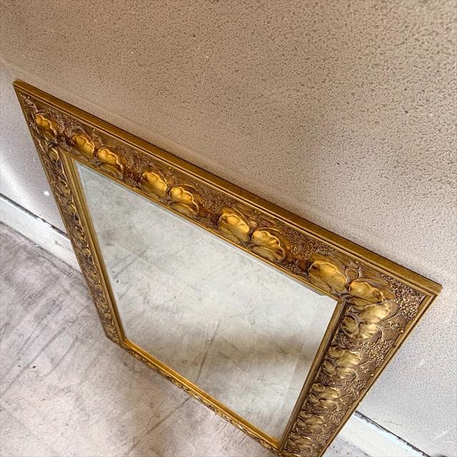 イタリア製のゴールドカラーウォールミラー