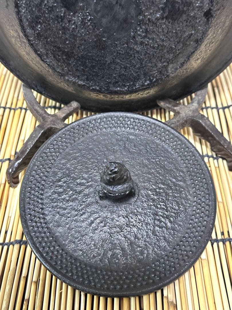 新品、供箱等付属品付　南部岩鋳四代目清末作 　真作保証　１８型アラレ　南部鉄瓶