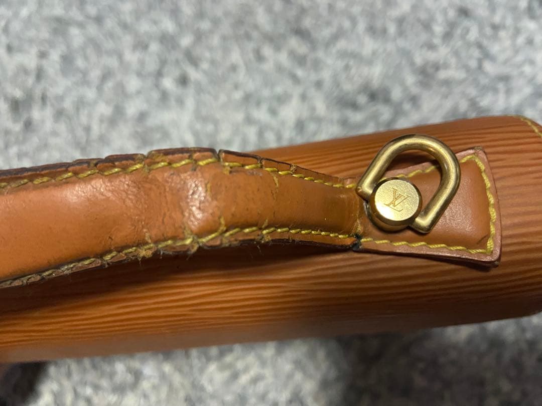 ルイヴィトン エピ モンソー 中古バック