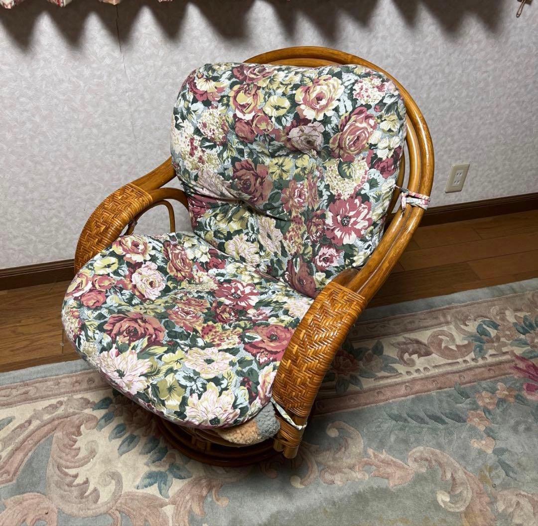 ラタン 花柄クッション 回転椅子
