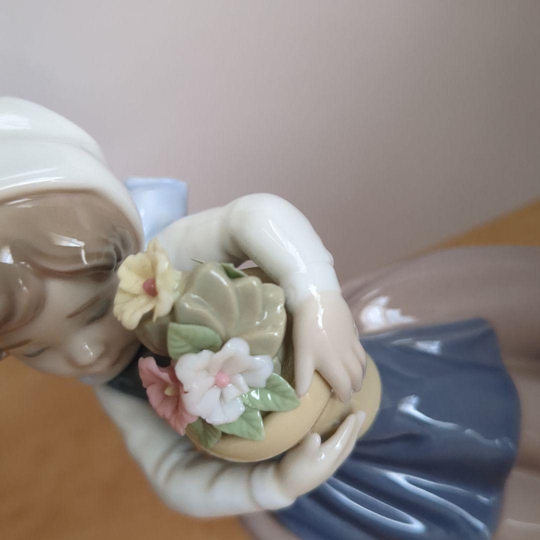 リヤドロ　鉢植えをかかえた少女