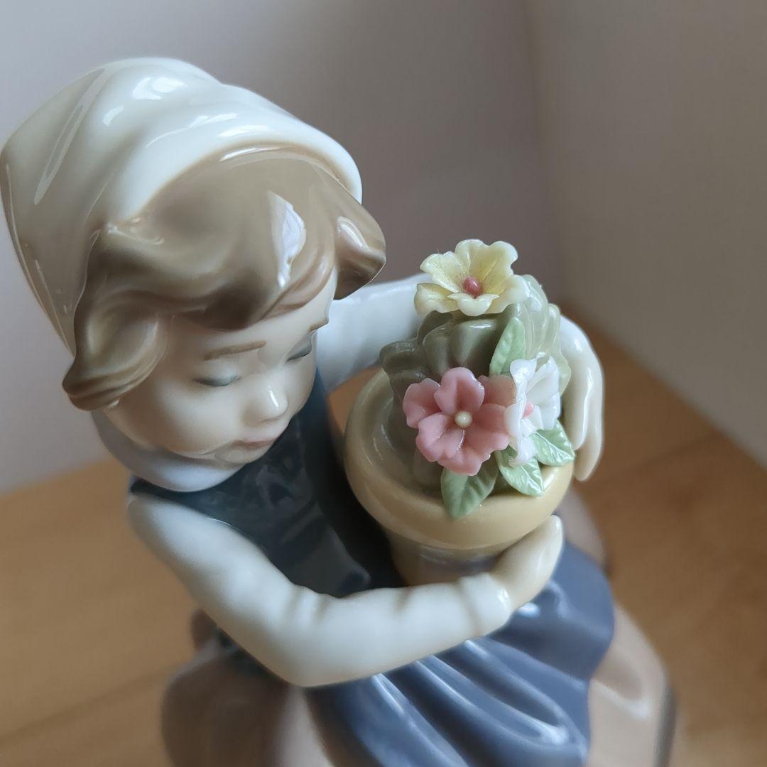 リヤドロ　鉢植えをかかえた少女