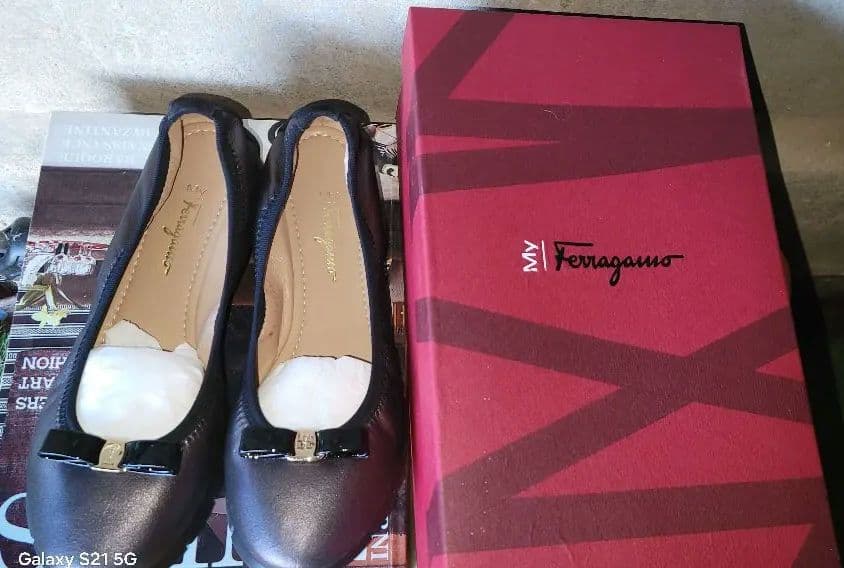 ひ*じ様 フェラガモ　MY　SPORTY　ヴァラリボン付きフラットシューズ