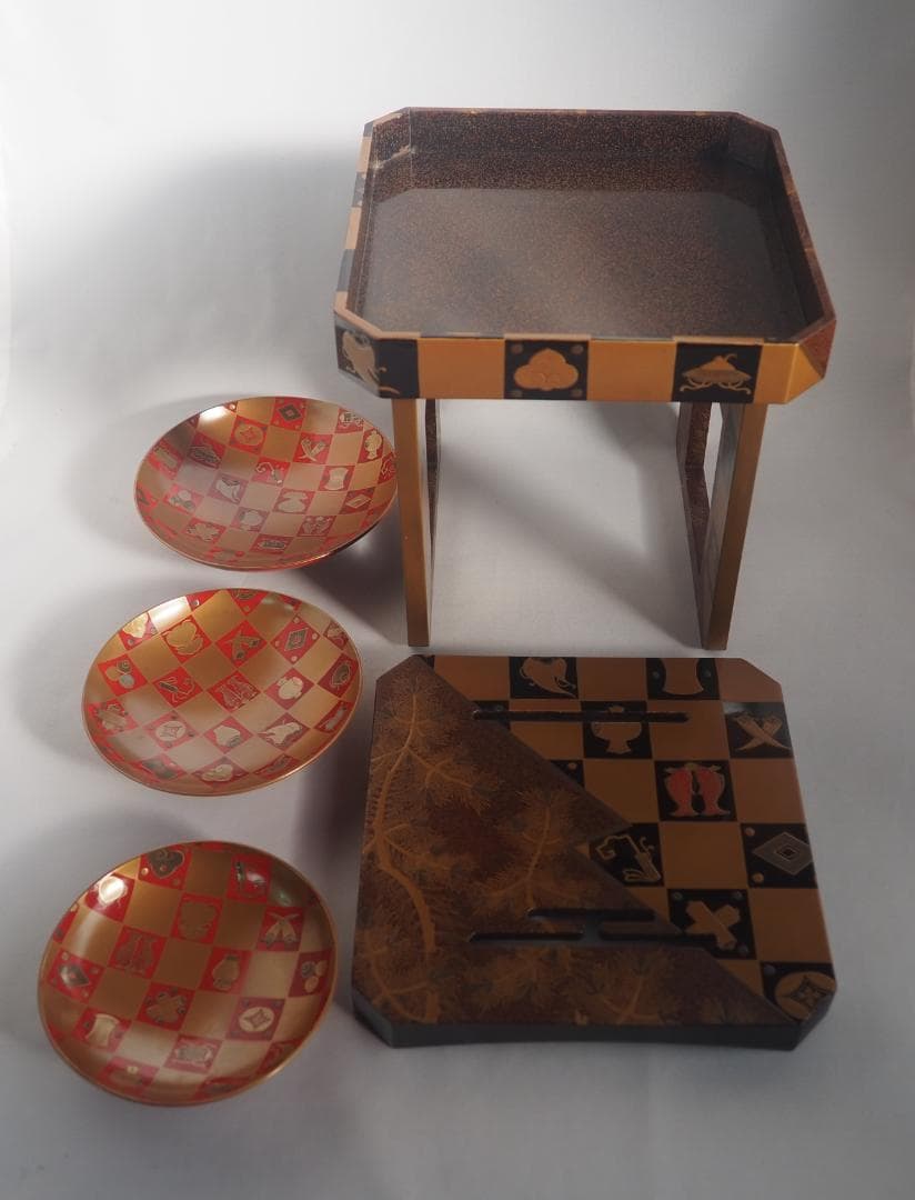 松ニ宝尽くし時代蒔絵花月台・三ッ組盃揃い（時代箱）