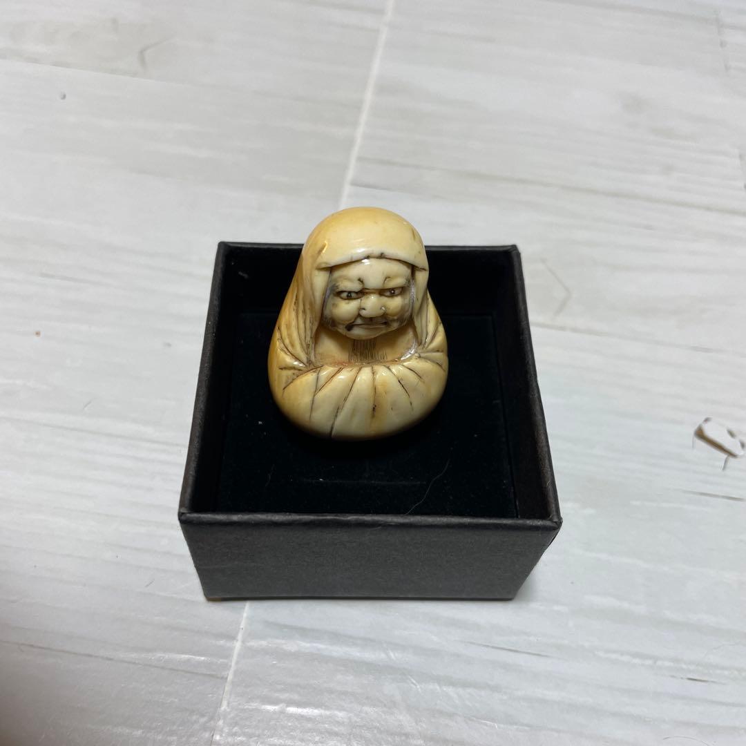根付 達磨 骨 牙等天然素材。