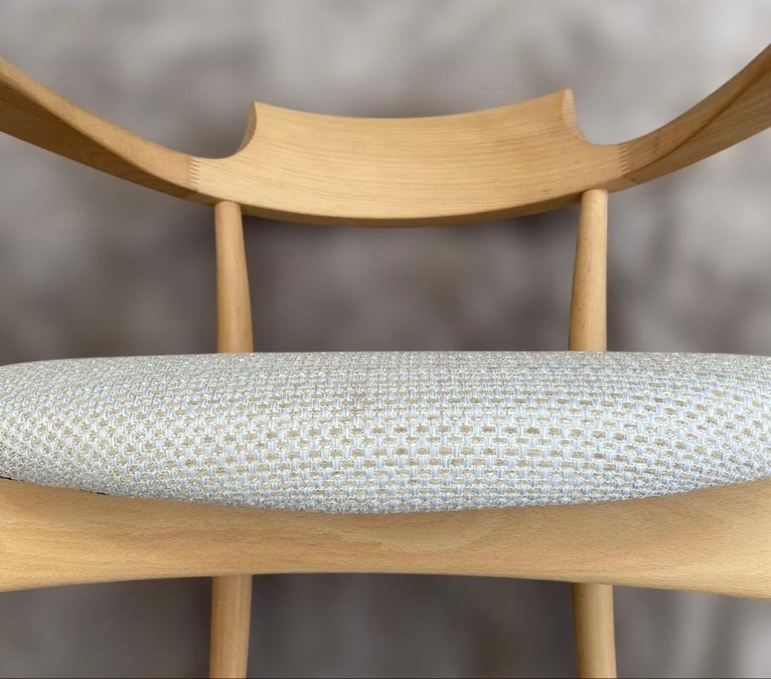 飛騨産業 クレセント(CRESCENT) 木製アームチェア 白色の布張り