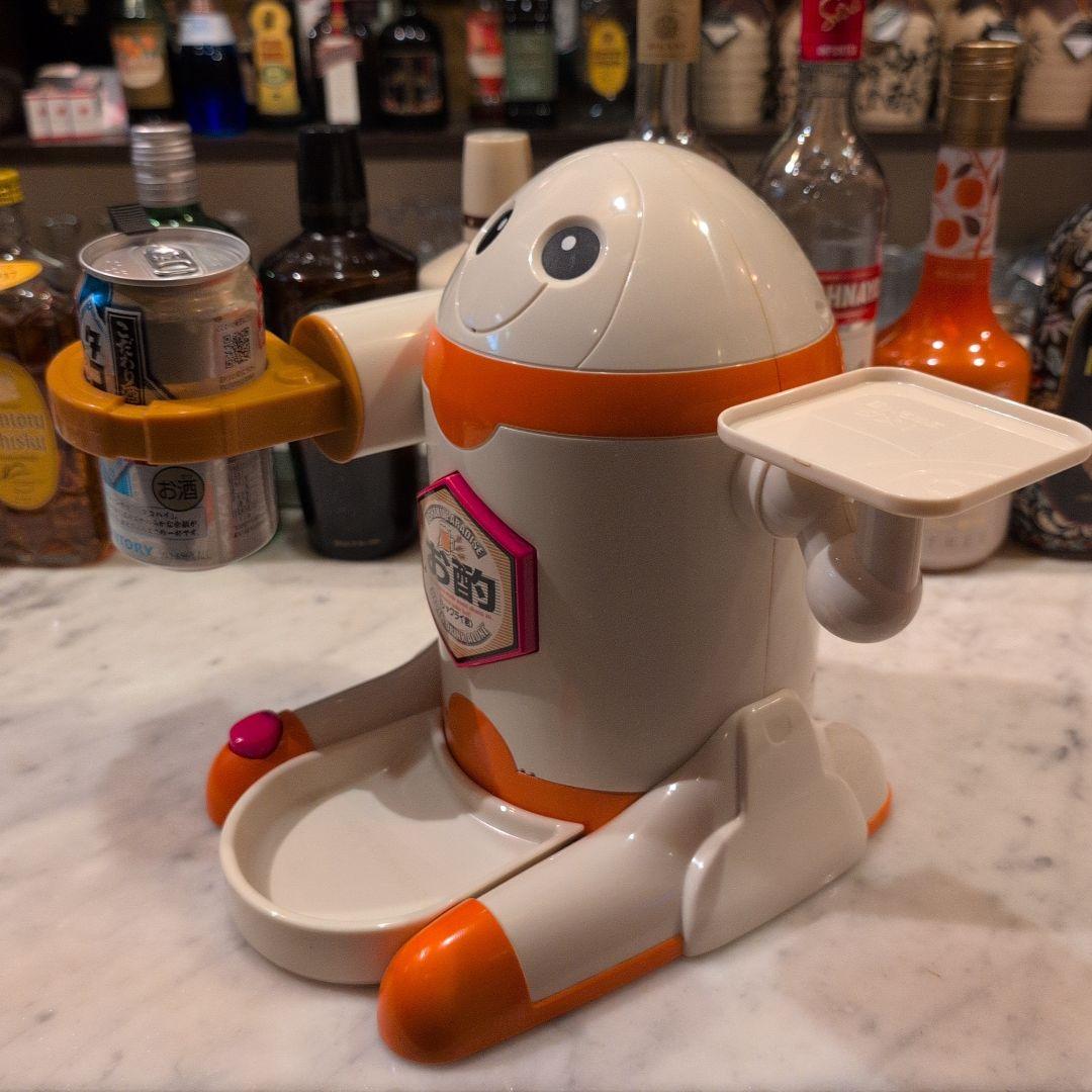 お酒をお酌するロボット （シャクライ君）