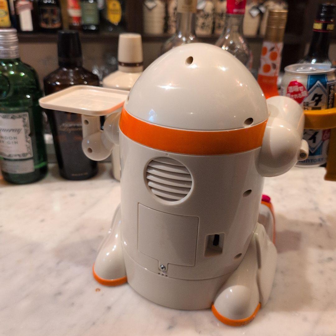 お酒をお酌するロボット （シャクライ君）