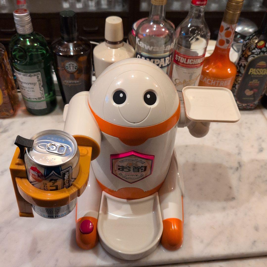 お酒をお酌するロボット （シャクライ君）