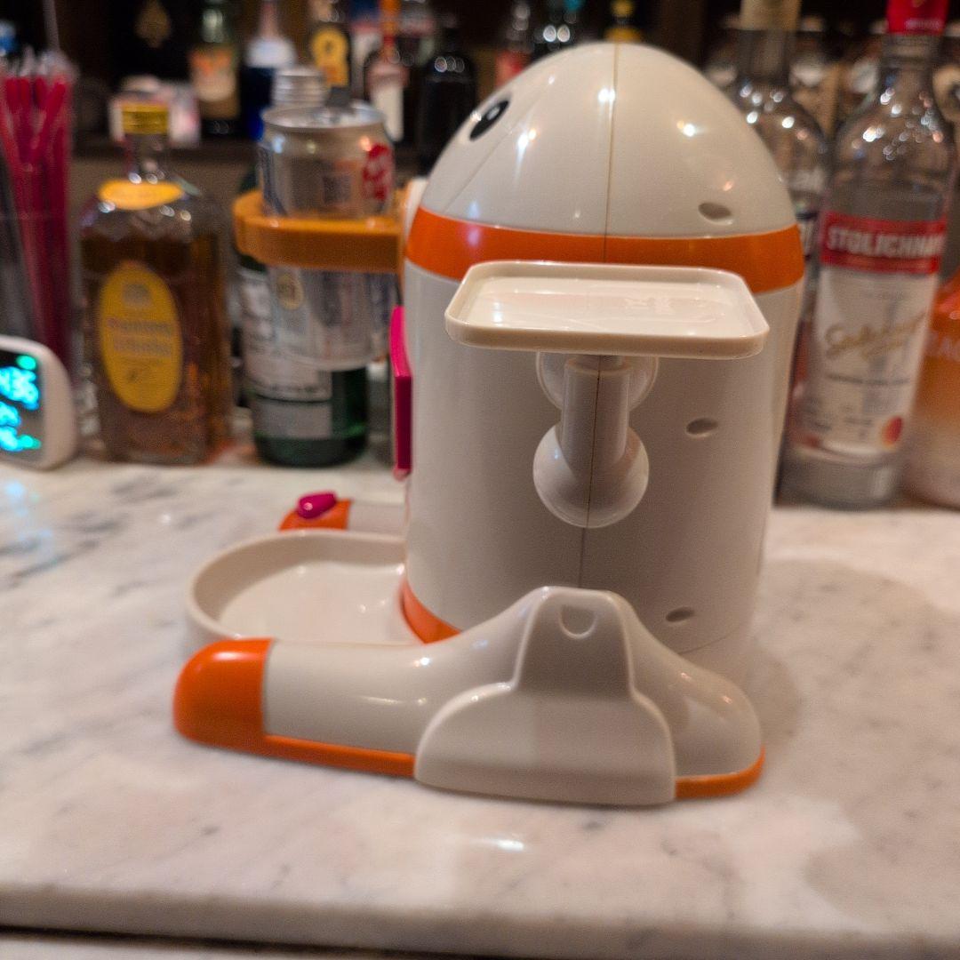 お酒をお酌するロボット （シャクライ君）