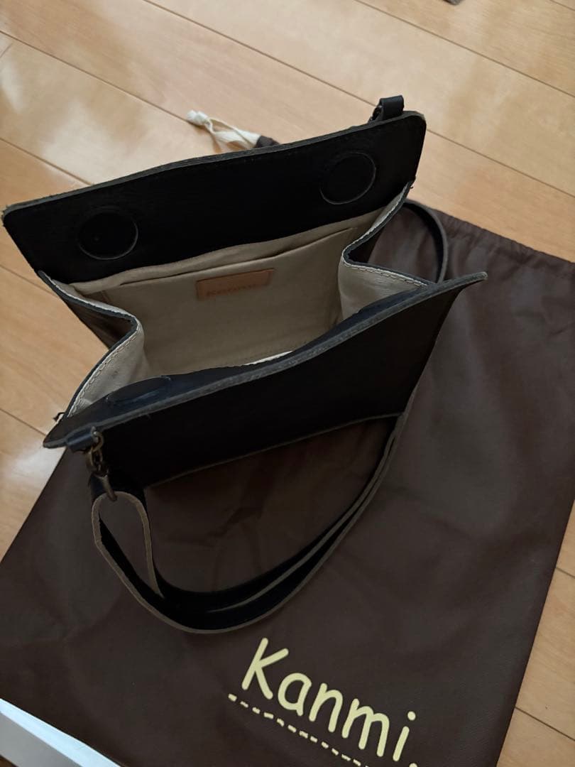 Kanmi. ペーパーショルダーバック BLACK