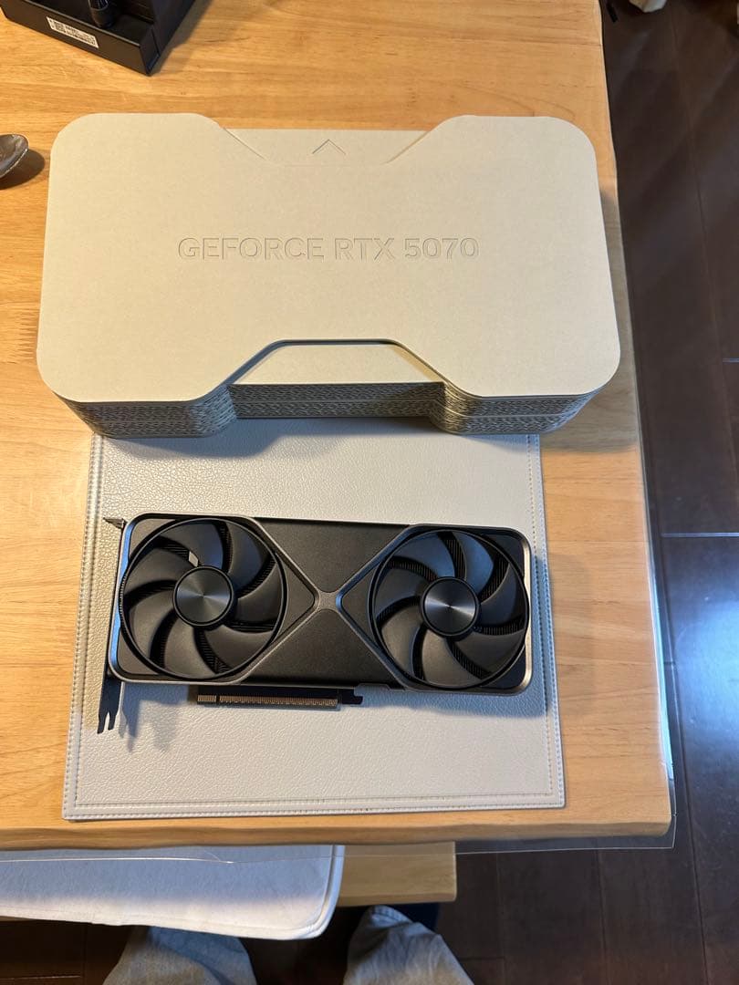 RTX 5070 founders edition ほぼ未使用品。