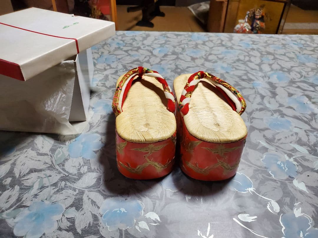 伝統的な赤と白の草履