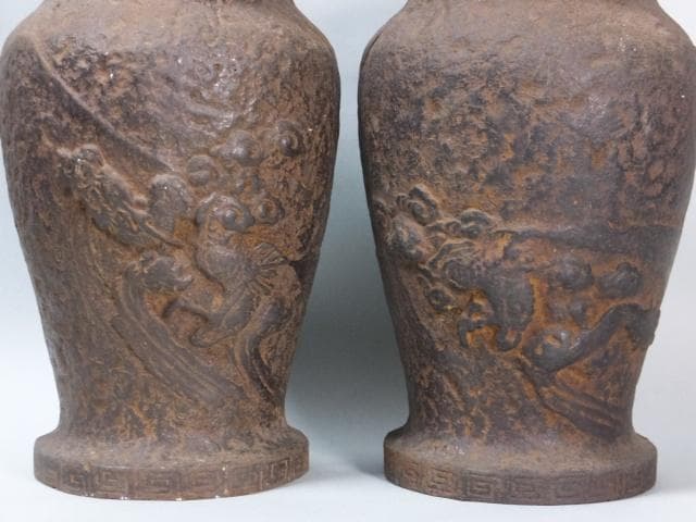 時代古鉄 華道具 在銘 花器 壺『荒膚地浮彫雲龍雷文　壱対』1128O