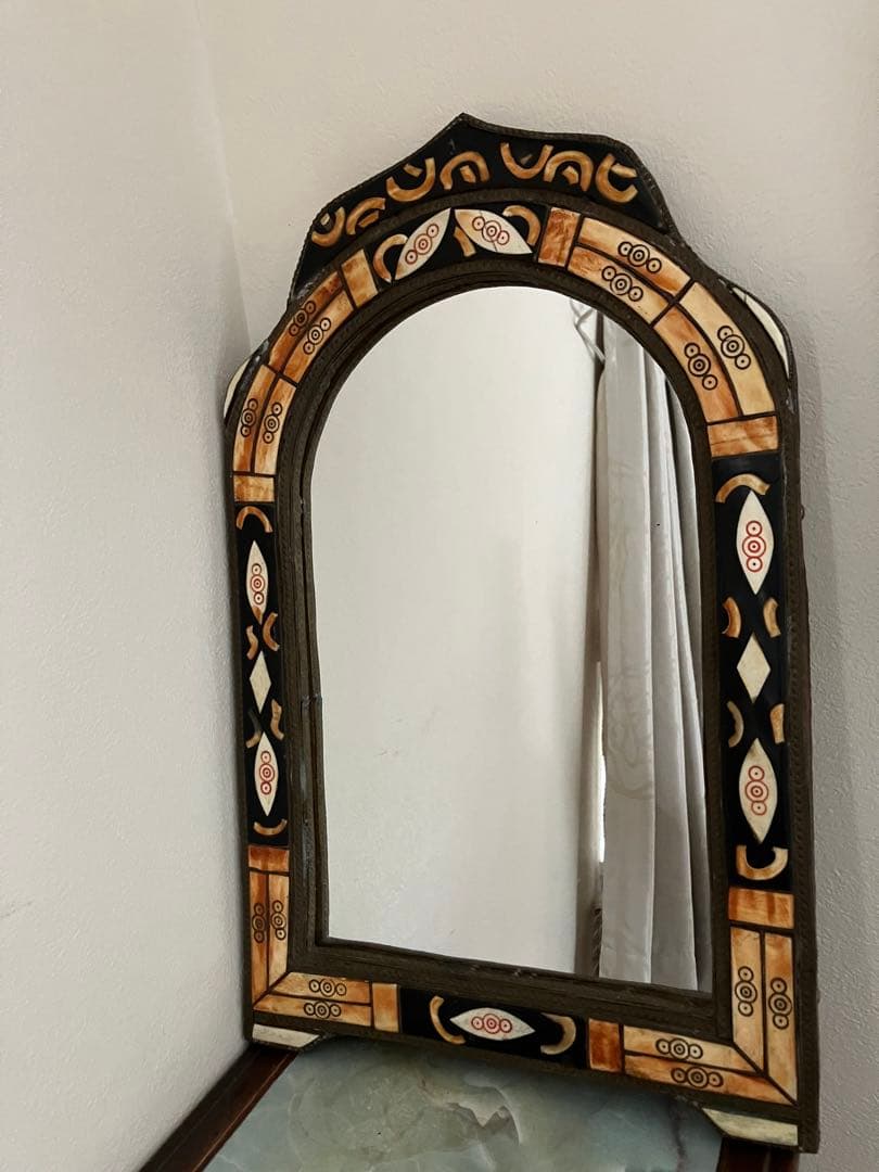 モロッコ　装飾的アーチ型壁掛けミラー