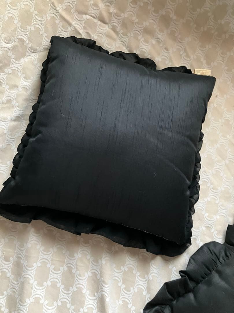 ジェニファーテイラー クッション Yorkeとフリル