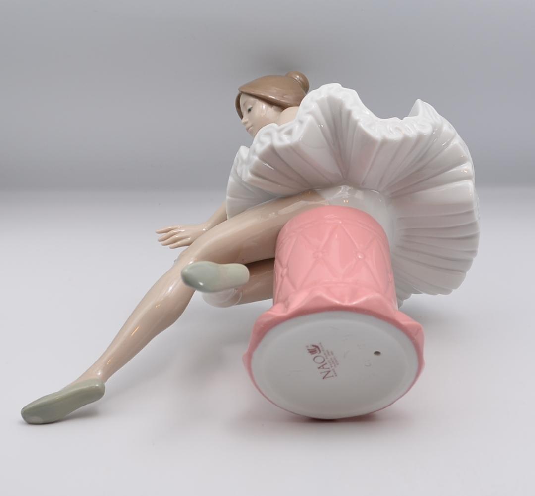 座るバレリーナ　★リヤドロ　スペイン　ポーセリン　光沢仕上げ　絶版　箱付き