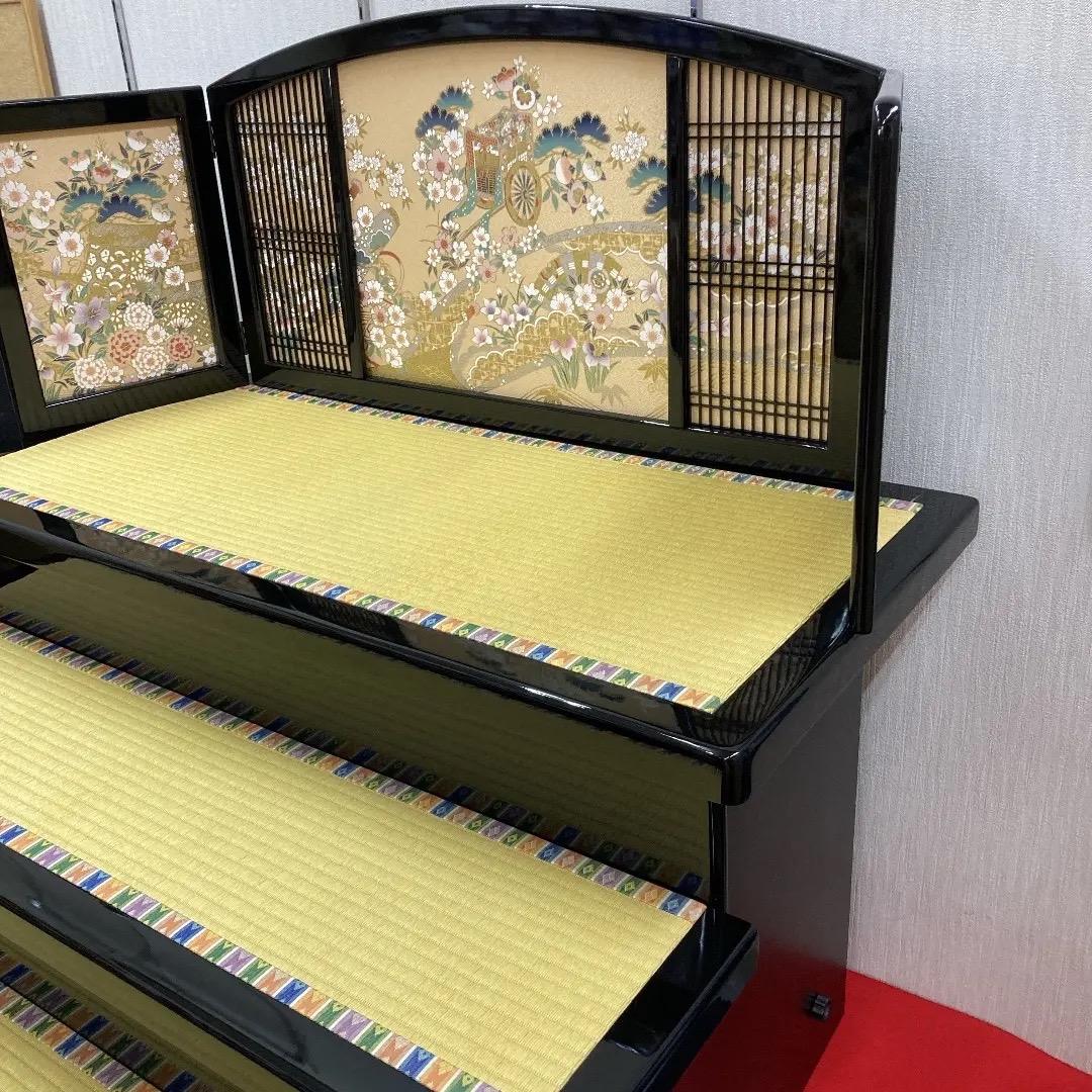 B3 高級黒塗り　豪華な三段飾り　台巾105㎝位　ひな人形台と屏風のみ