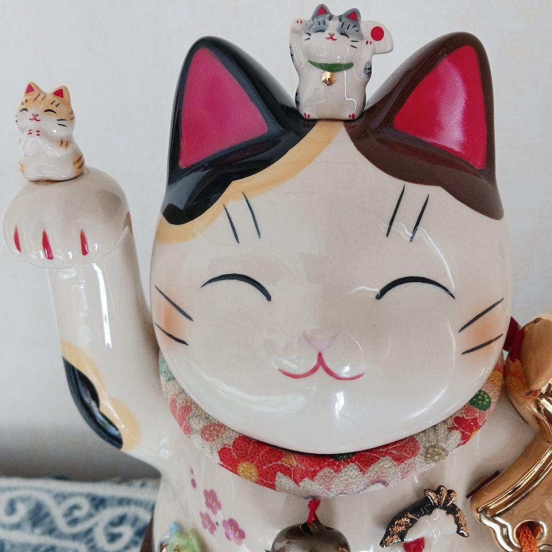 薬師窯 彩絵 招福大開運招き猫 (ちりめん 首輪.座布団付き) 置物