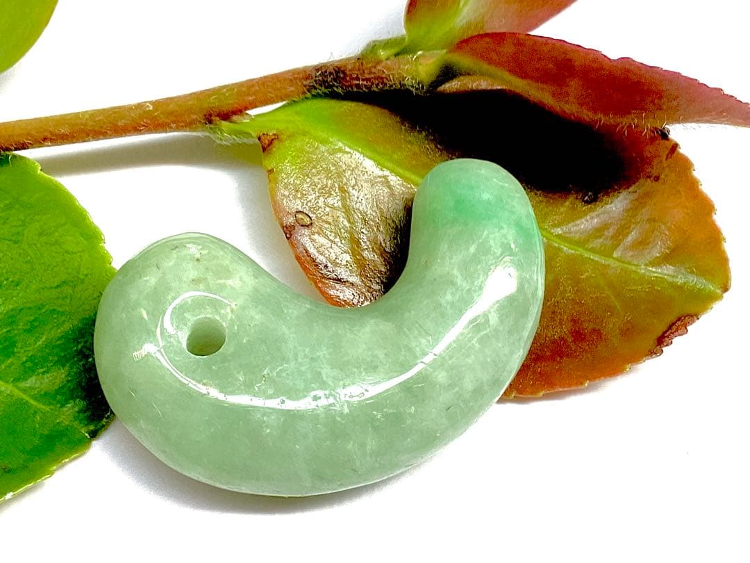 ✳綺麗な若草色　幸運導く緑の糸魚川翡翠勾玉　本物をお持ちください‼️ 鑑別書取得品