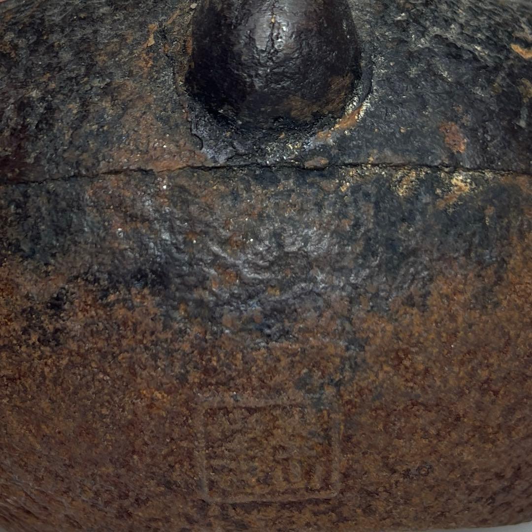 平安泰山堂作 注ぎ口下に「泰山堂造」持ち手金銀象嵌 鉄瓶 1475g トサコサ