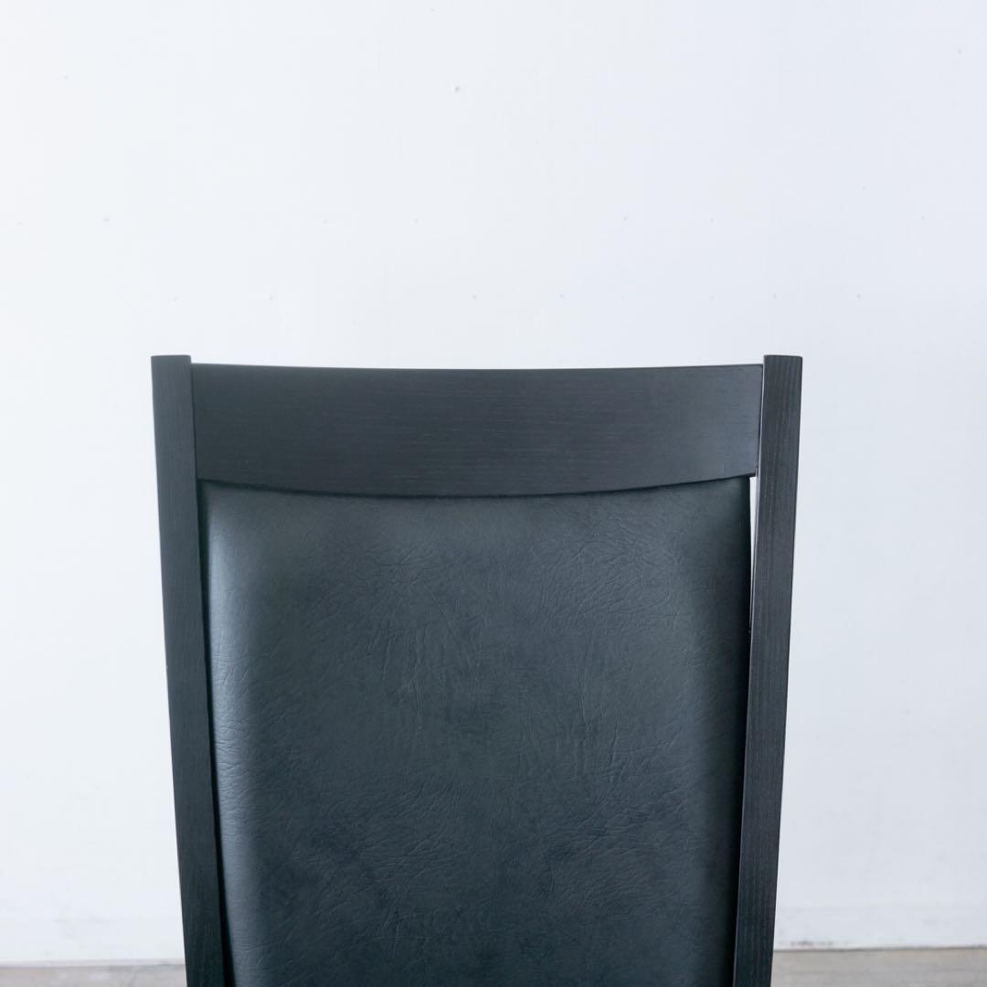 黒いシンプルなダイニングチェア