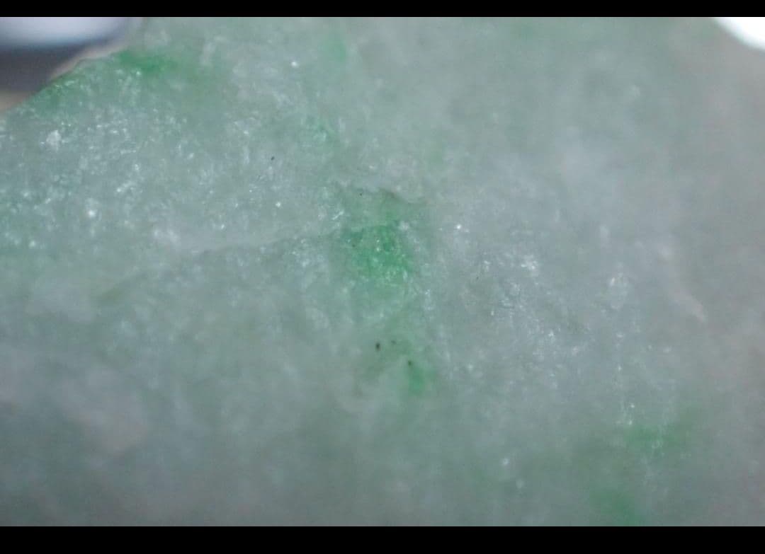 糸魚川翡翠　アップルグリーン　金山　原石　79グラム　送料無料