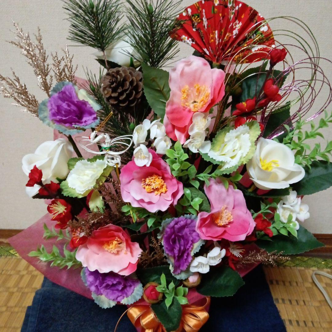 お正月飾り　ピンクの椿　葉牡丹　アレンジメント