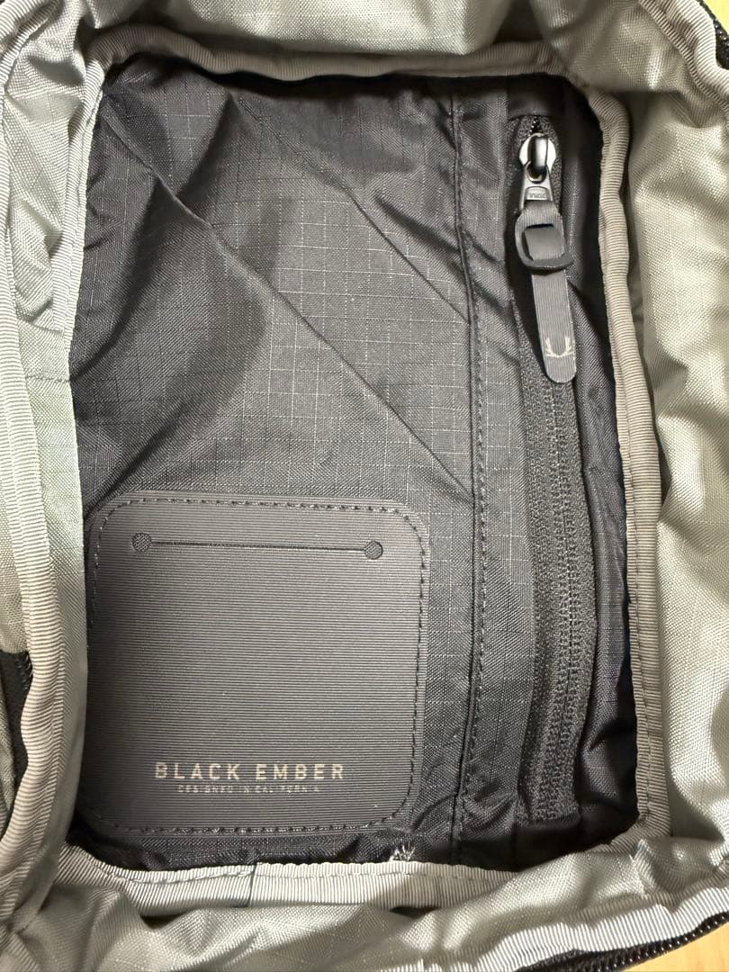 BLACK EMBER KOMPAK ショルダーバッグ