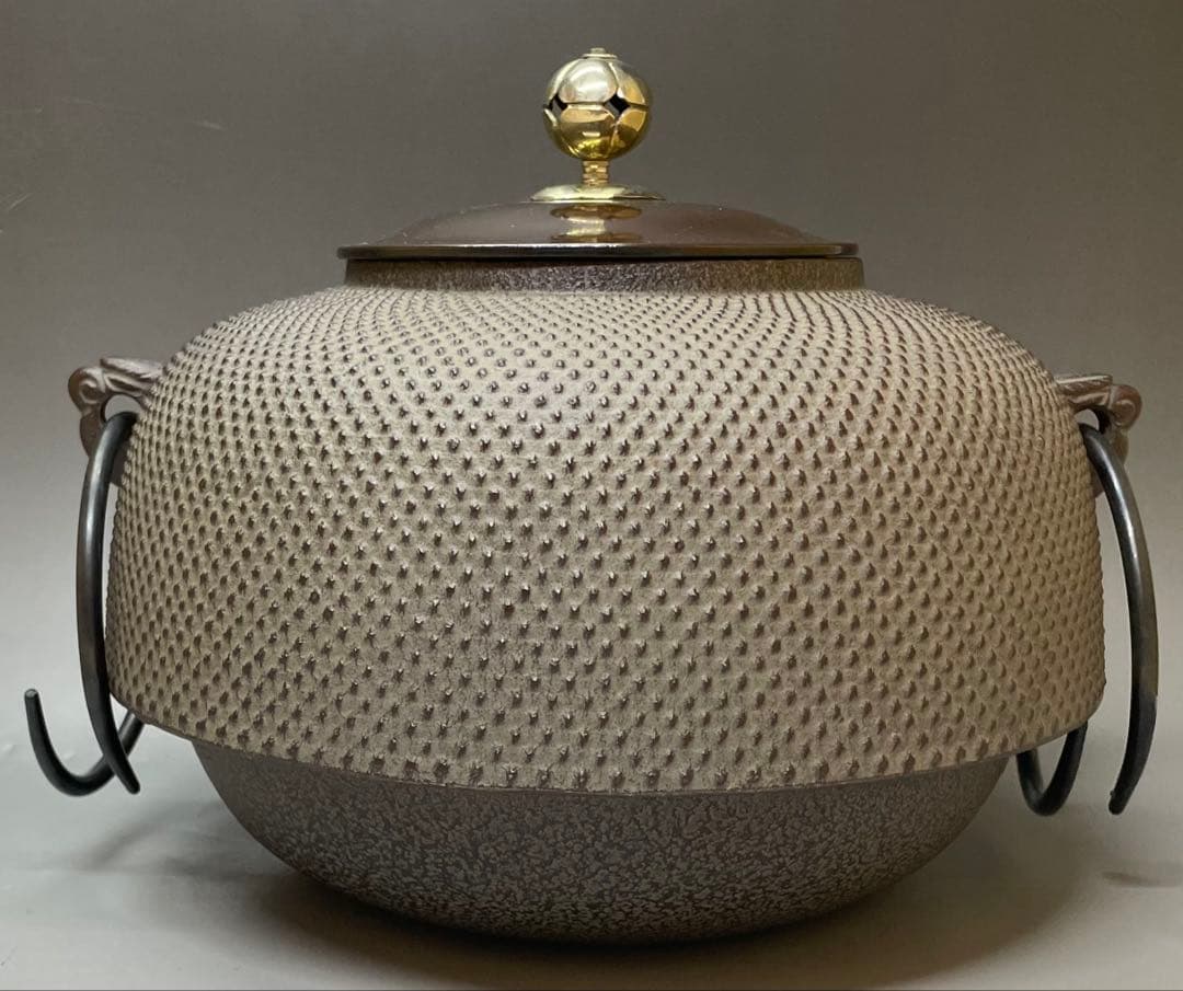 人間国宝　高橋敬典　金谷浄雲　南鐐撮霰　平丸釜添　唐銅鬼面風炉　釜鐶　c10