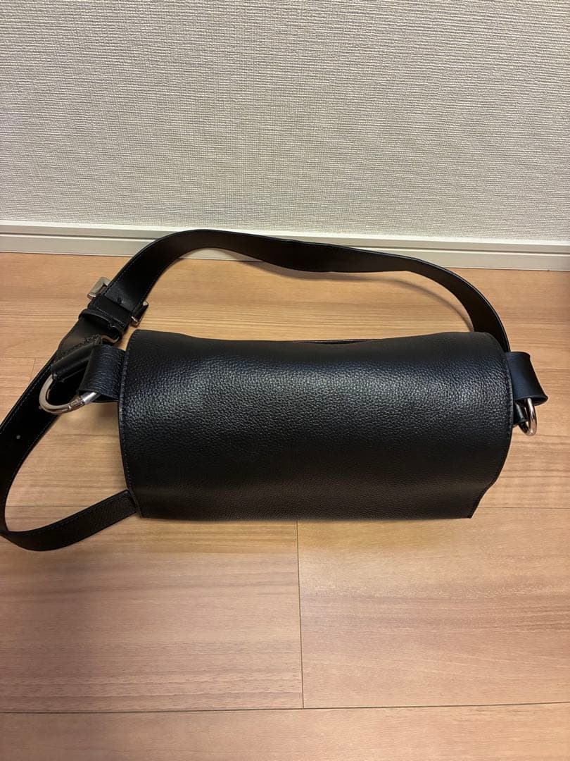 BEARDSLEY ピアズリー　レザーボディバッグ　ブラック