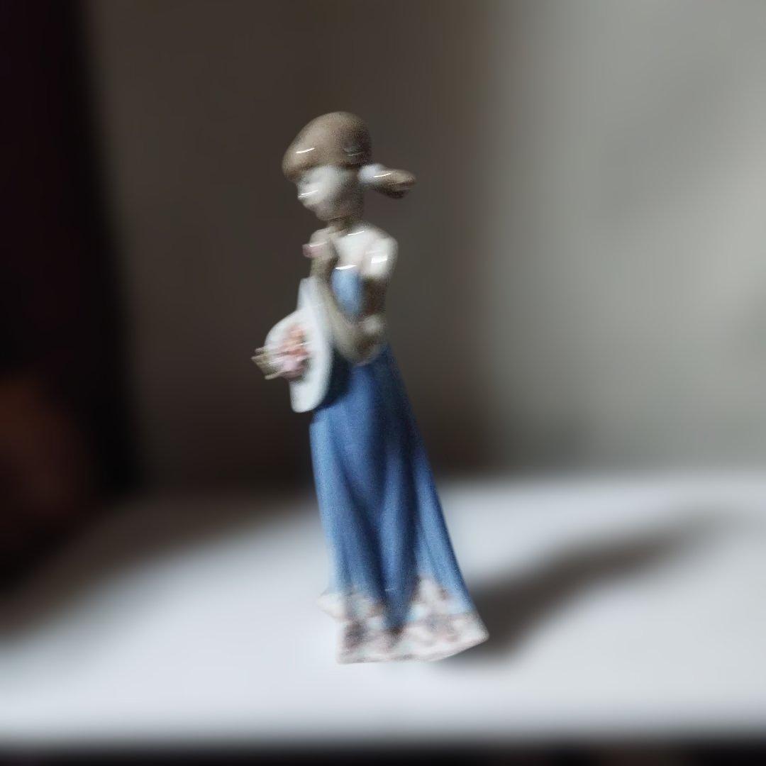 少女の陶器フィギュア 青いドレス