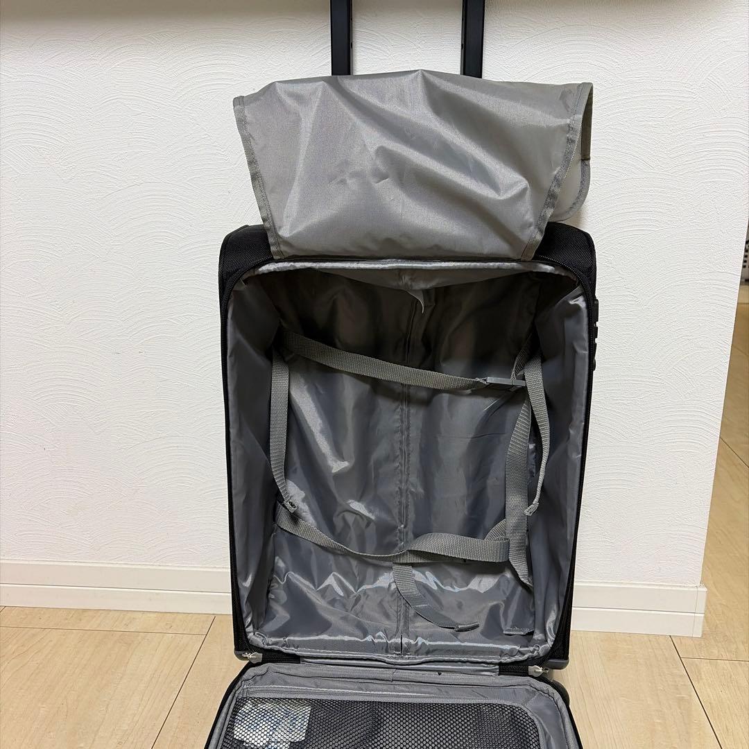 黒の中型スーツケース 4輪