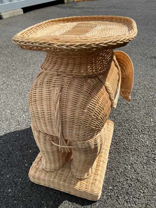 葦でできた象のテーブル