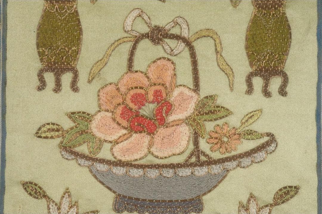 【珍】　★ 額装 博古花蝶図繍片 ★　民国時期　刺繍 博古紋 花蝶紋　民間織繍